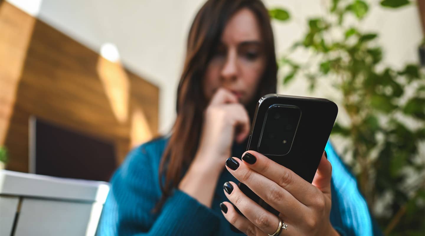 female investor receiving a suspicious call