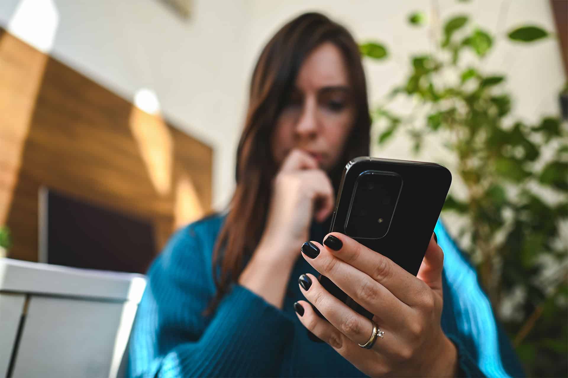 female investor receiving a suspicious call